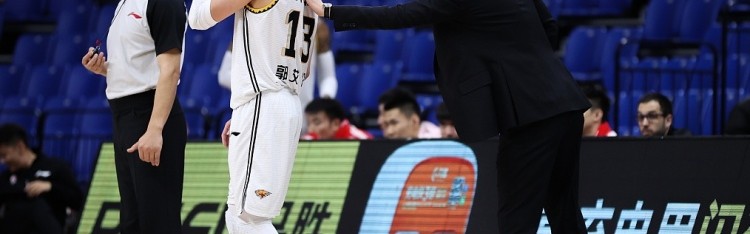 世界杯高清赛事平台-字母没走成教练怎么用？杨鸣：不要再试探底线 只需维护好关系