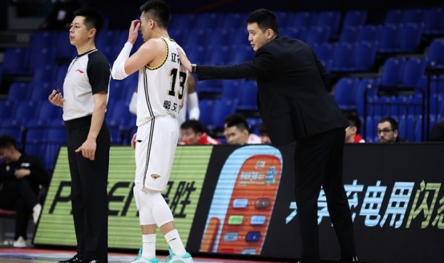 世界杯高清赛事平台-字母没走成教练怎么用？杨鸣：不要再试探底线 只需维护好关系